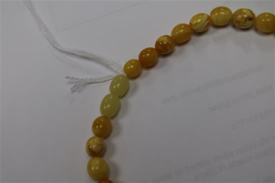 A single strand graduated amber bead necklace, gross weight 19 grams, 38cm.